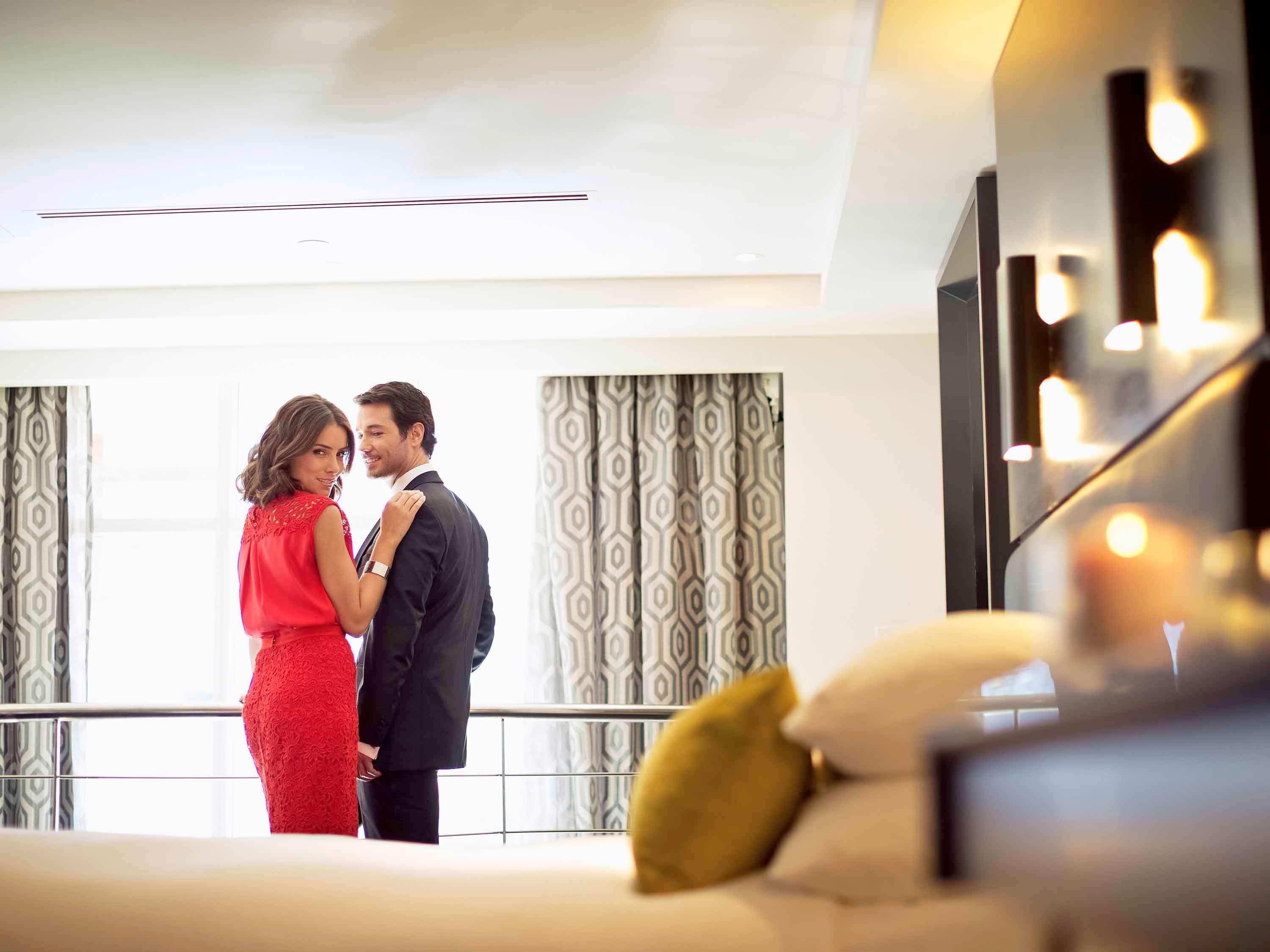 The Como Мелбърн Екстериор снимка A couple in a hotel room