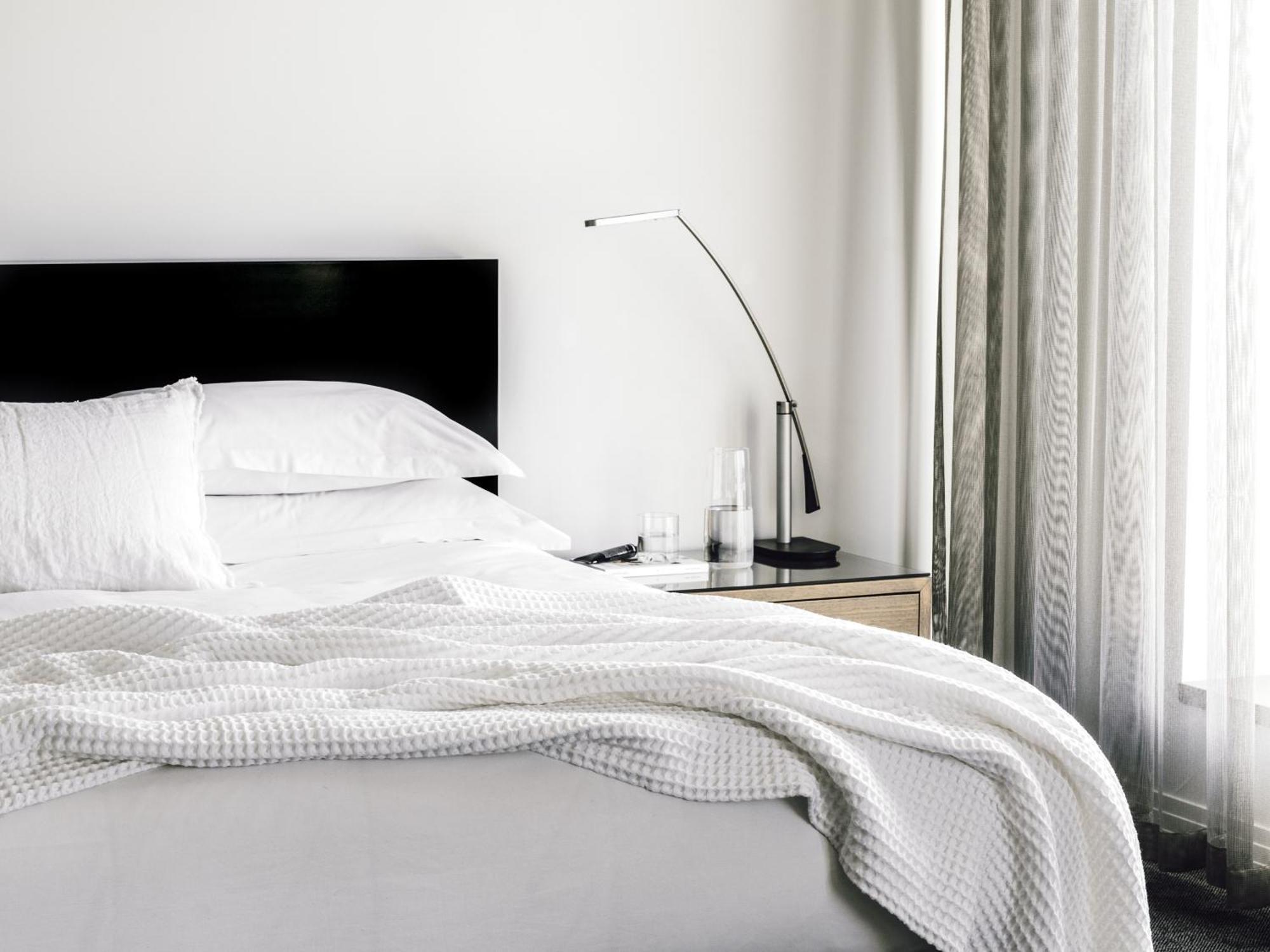 The Como Мелбърн Екстериор снимка A modern bedroom