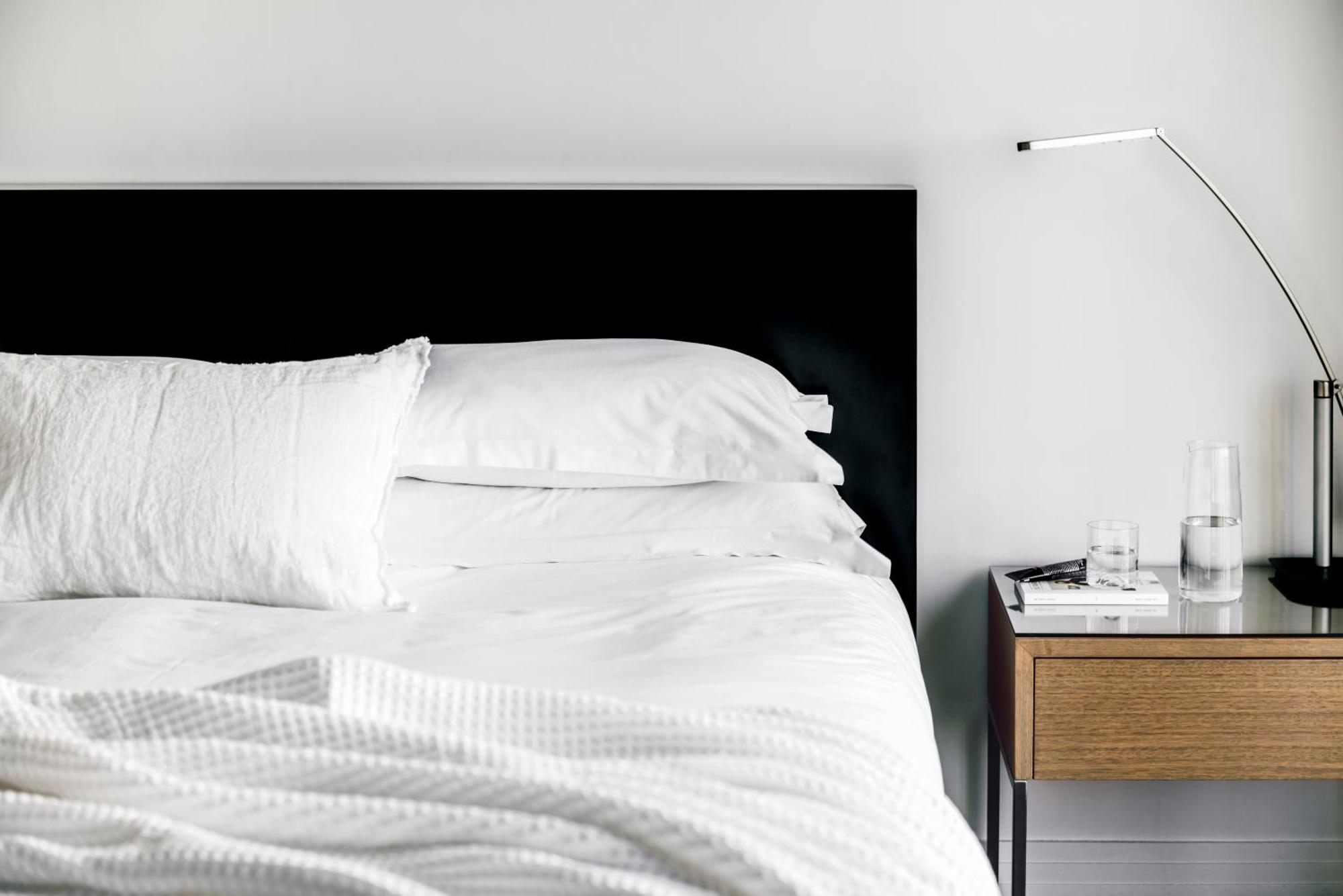 The Como Мелбърн Екстериор снимка A bed with a black headboard