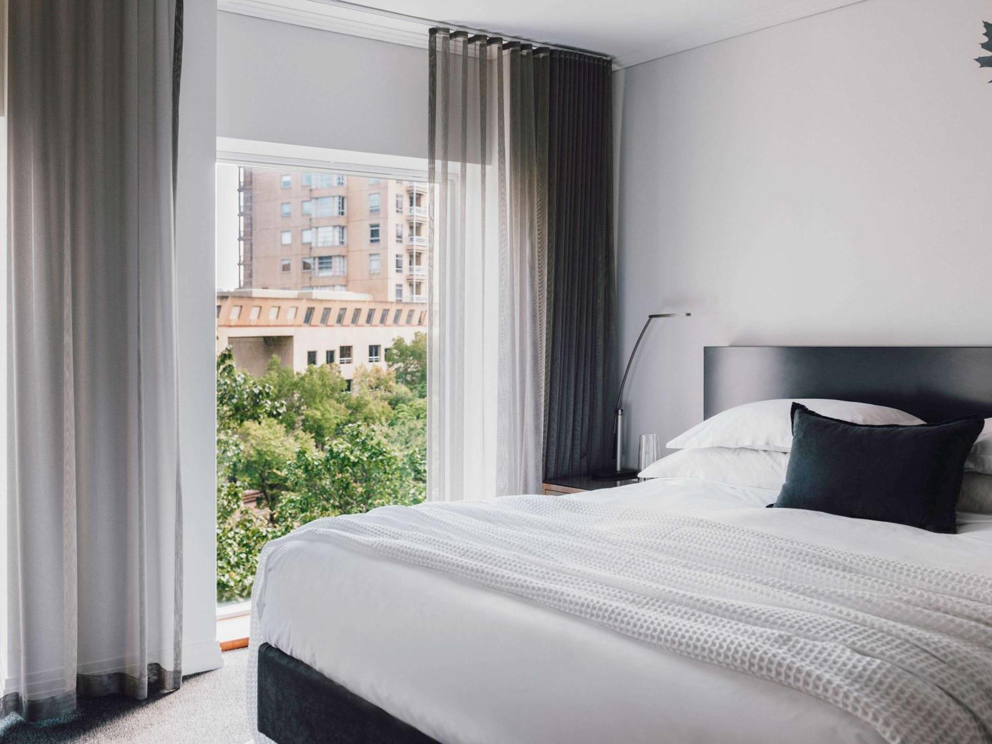 The Como Мелбърн Екстериор снимка A bedroom at the Standard East Village