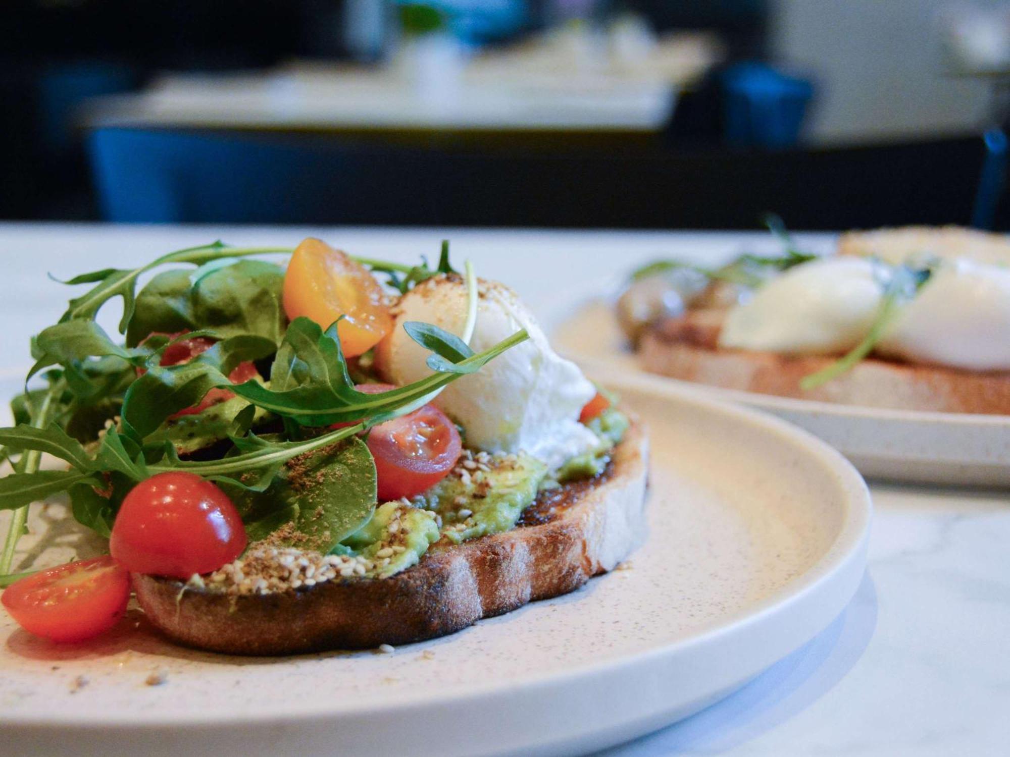 The Como Мелбърн Екстериор снимка Avocado on toast with rocket, cherry tomatoes and goat's cheese